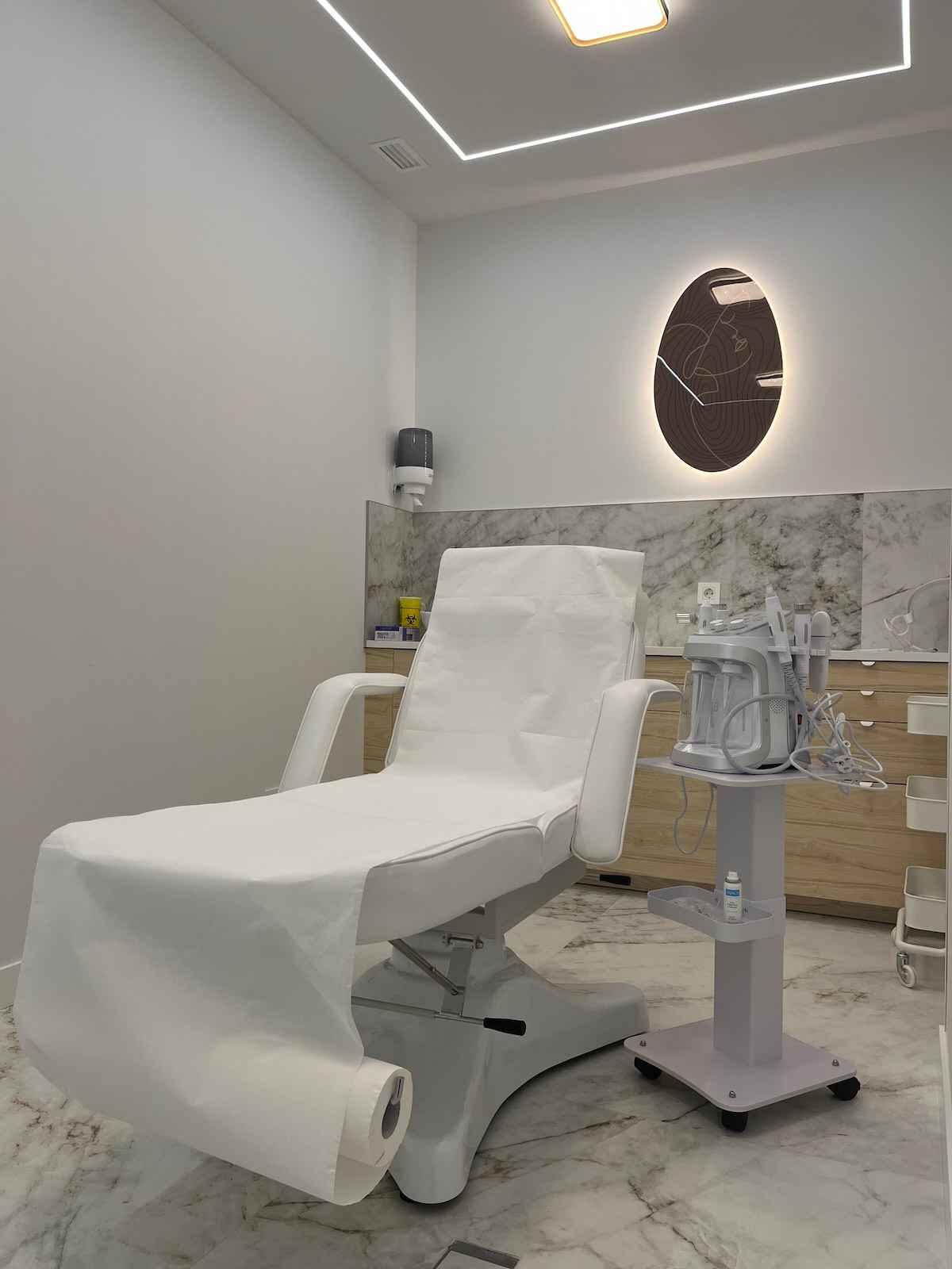 Consulta de dermatología estética equipada en la clínica GM Derma