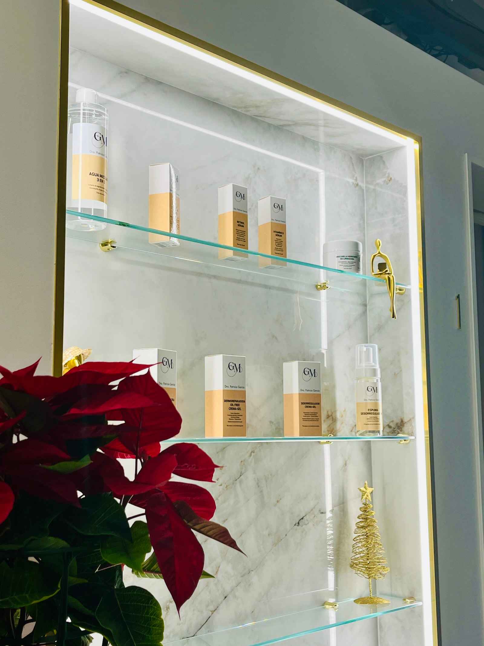 Expositor de la gama de cosmética dermatológica propia de la Dra. García Martín en GM Derma