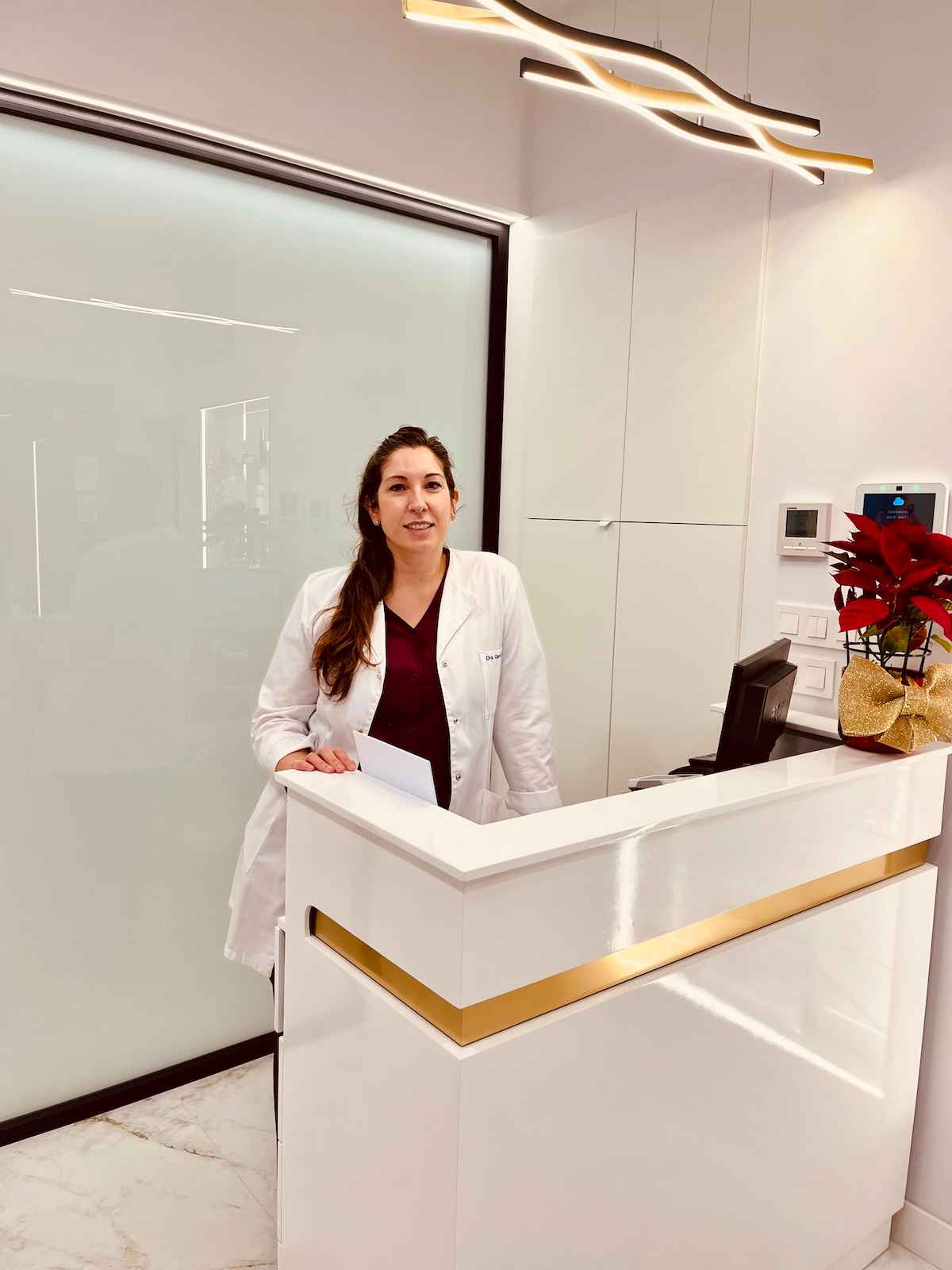 Patricia, dermatóloga de la clínica GM Derma, en la recepción del centro