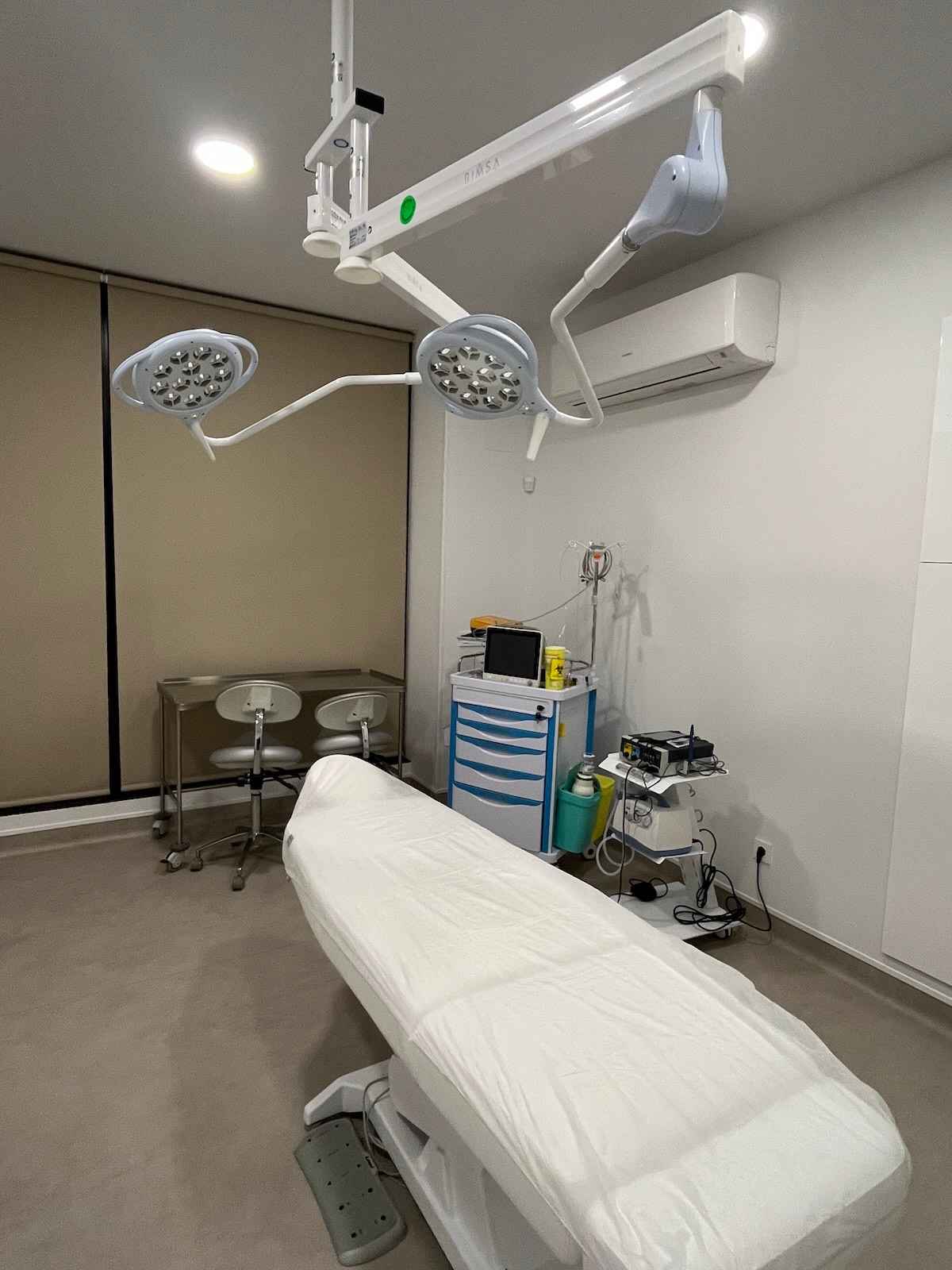Sala de procedimientos dermatológicos equipada en la clínica GM Derma