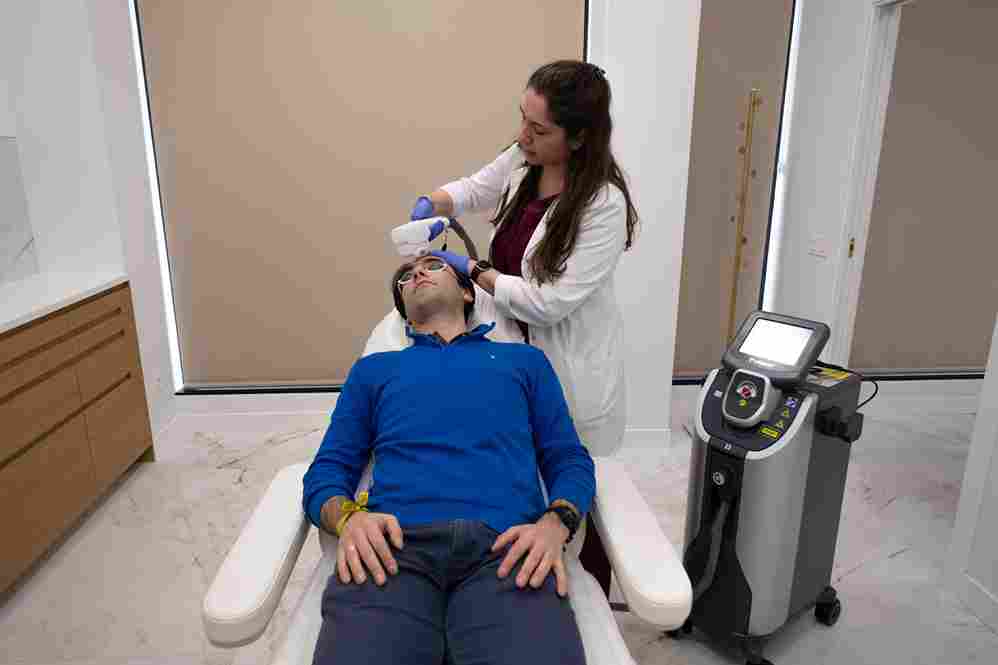 Paciente relajado durante un tratamiento con láser CO₂ dermatológico en la Clínica GM