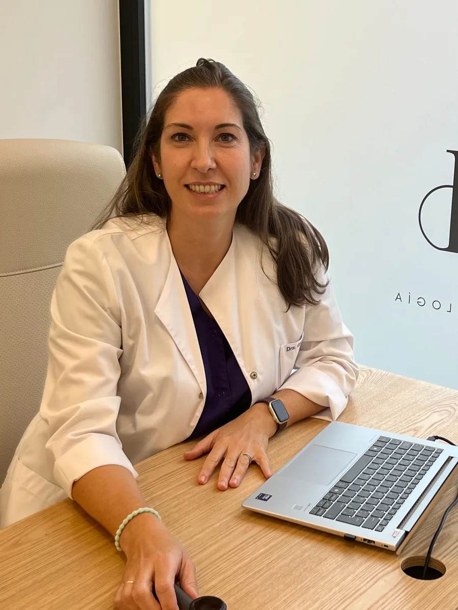 Patricia García Martín, dermatóloga, en su consulta de Clínica GM Madrid